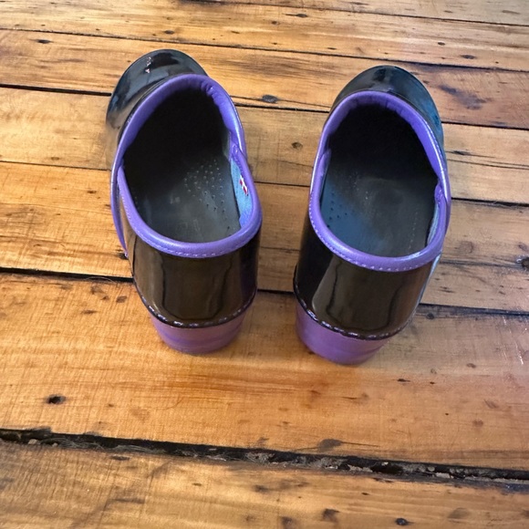 Patent black w purple bottom size 37 Sanita clogs - Picture 4 of 5